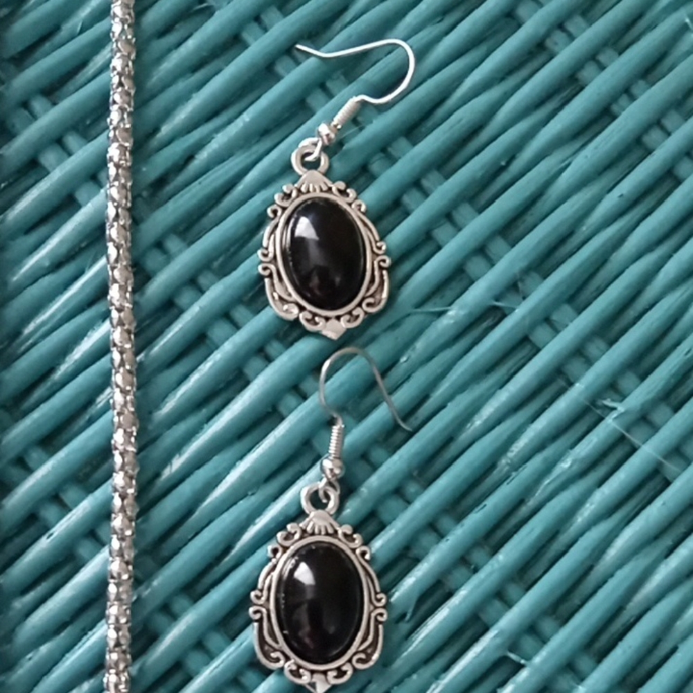 Elegant Silver and Black Jewelry Set - Picture 2 of 7